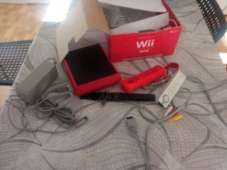 Nintendo Wii Mini Rossa con Accessori (Prezzo Negoziabile)