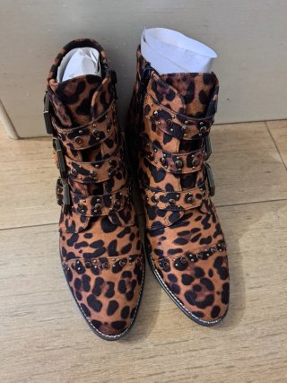 Botines con estampado de leopardo y tachuelas