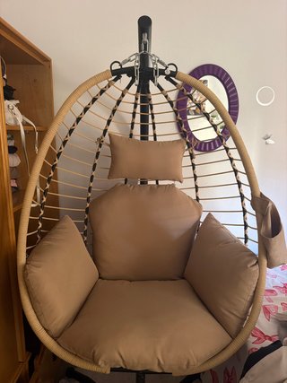 Silla colgante beige casi nueva