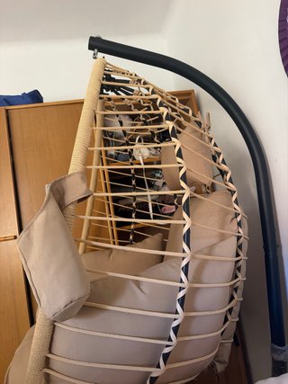 Silla colgante beige casi nueva