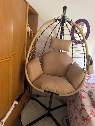 Silla colgante beige casi nueva