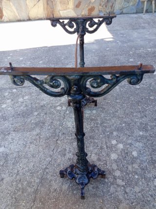 Mesa antigua de fundición