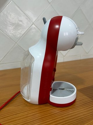 Cafetera Dolce Gusto Roja y Blanca