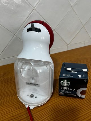Cafetera Dolce Gusto Roja y Blanca