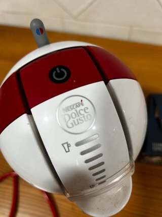 Cafetera Dolce Gusto Roja y Blanca