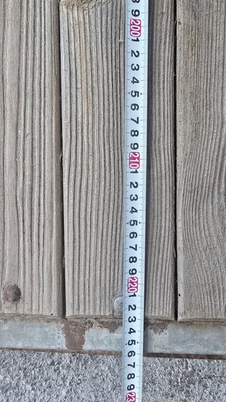 Puerta de garaje de madera rústica