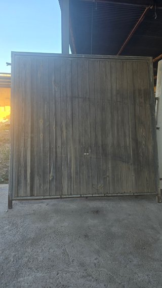 Puerta de garaje de madera rústica