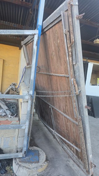 Puerta de garaje de madera rústica