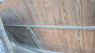Puerta de garaje de madera rústica