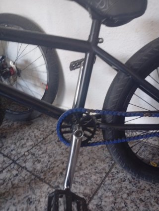 Bicicleta BMX Negra y otra fucsia