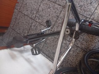 Bicicleta BMX Negra y otra fucsia
