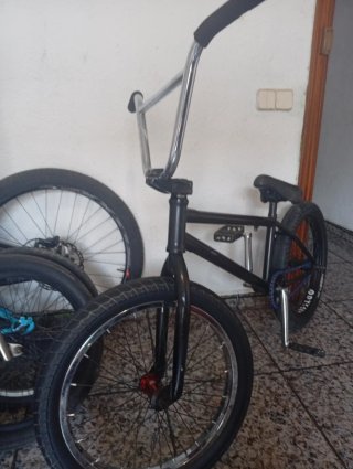 Bicicleta BMX Negra y otra fucsia