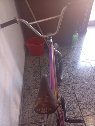 Bicicleta BMX Negra y otra fucsia