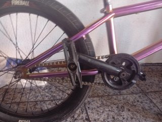 Bicicleta BMX Negra y otra fucsia