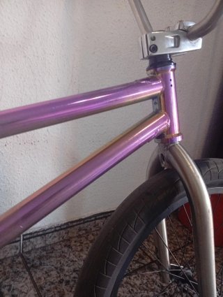 Bicicleta BMX Negra y otra fucsia