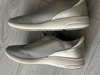 Zapatillas Geox grises con strass T.39