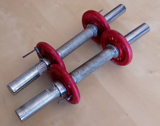 Pesas metálicas con discos rojos