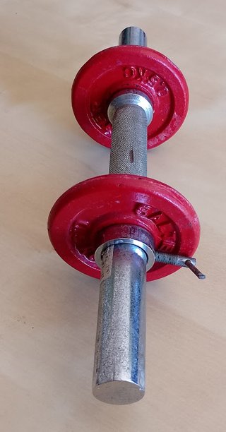 Pesas metálicas con discos rojos
