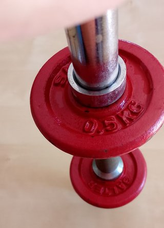 Pesas metálicas con discos rojos