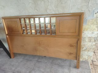 Cabecero de cama de madera con detalles