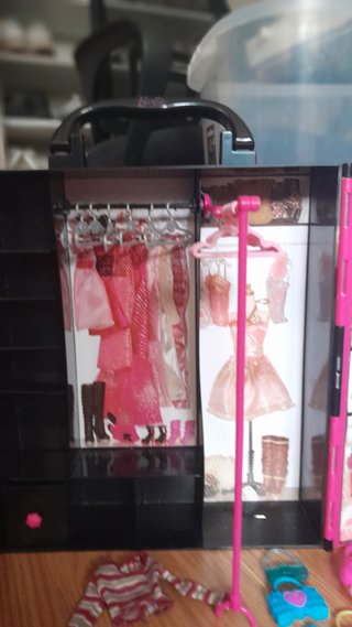 Guardaroba Barbie con Vestiti e Accessori