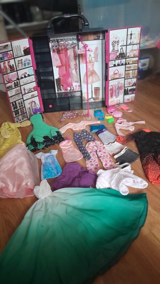 Guardaroba Barbie con Vestiti e Accessori