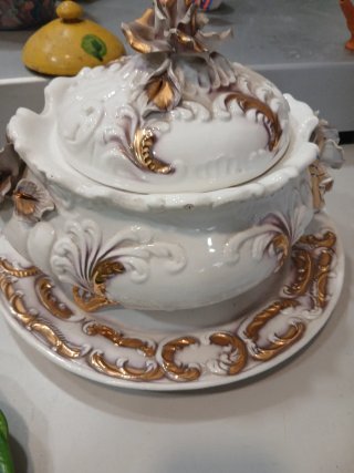 Sopera de porcelana con detalles dorados
