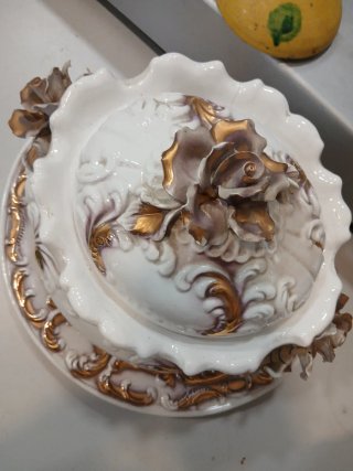Sopera de porcelana con detalles dorados