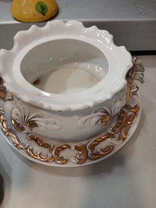 Sopera de porcelana con detalles dorados