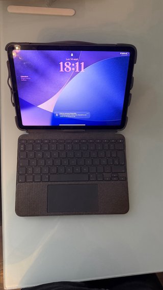 iPad Air 4ª y funda con teclado Logitech