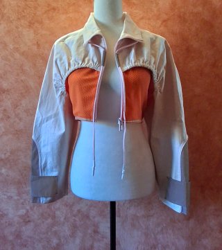 Cazadora corta beige y naranja