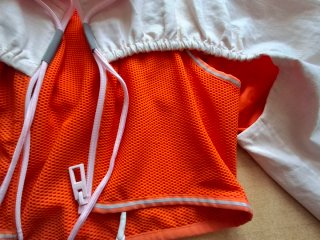 Cazadora corta beige y naranja