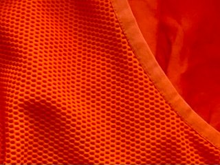 Cazadora corta beige y naranja