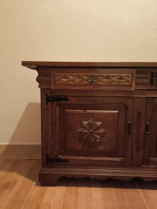 Cómoda de madera tallada