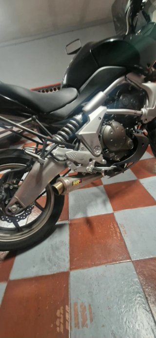 Kawasaki Versys 650 Negra y Plateada