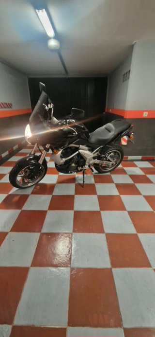 Kawasaki Versys 650 Negra y Plateada