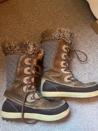Botas de invierno Helly Hansen marrones y grises
