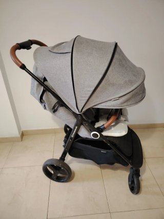 Carrito bebé gris con detalles