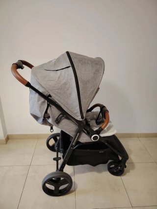 Carrito bebé gris con detalles