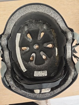 Casco de skate negro y verde