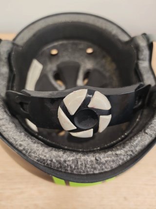 Casco de skate negro y verde