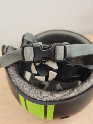 Casco de skate negro y verde