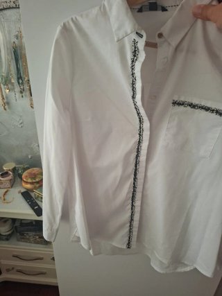 Blusa blanca con detalles negros