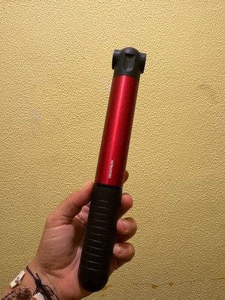 Bomba de aire Decathlon roja