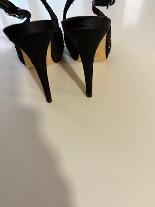 Zapatos de tacón negros con pedrería