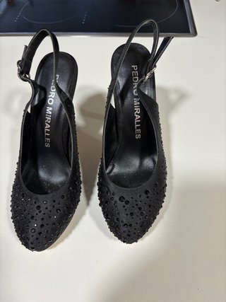 Zapatos de tacón negros con pedrería