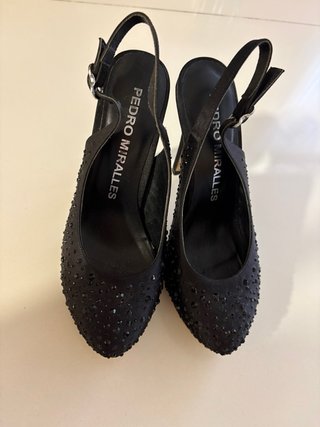 Zapatos de tacón negros con pedrería