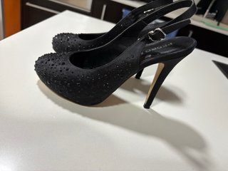 Zapatos de tacón negros con pedrería