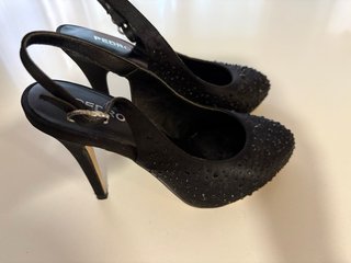 Zapatos de tacón negros con pedrería