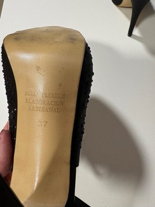 Zapatos de tacón negros con pedrería